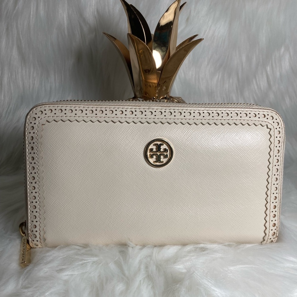 GUC Beautiful 🤩 Tory Burch White Continental Wallet with Cut Out Design